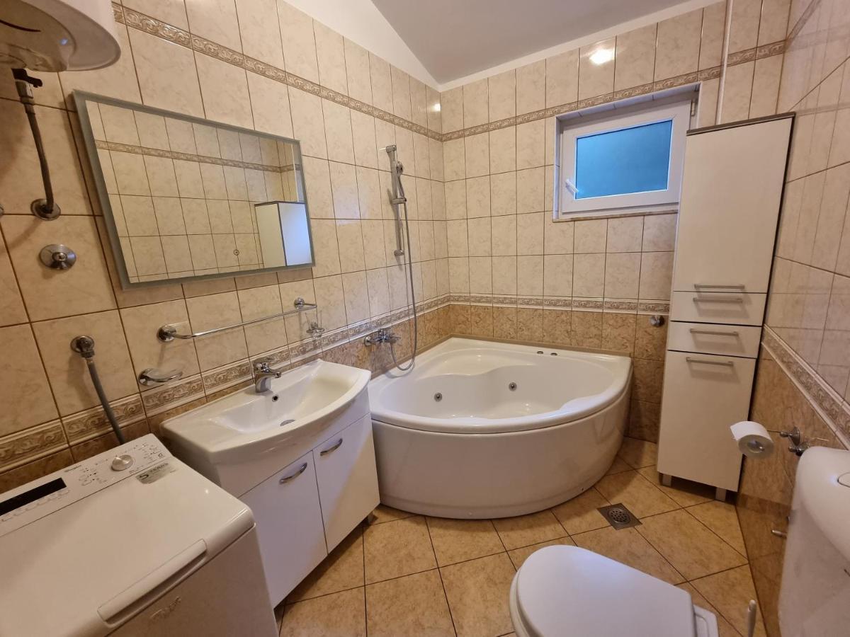 Apartments Villa Sunce Dugi Rat Exterior photo